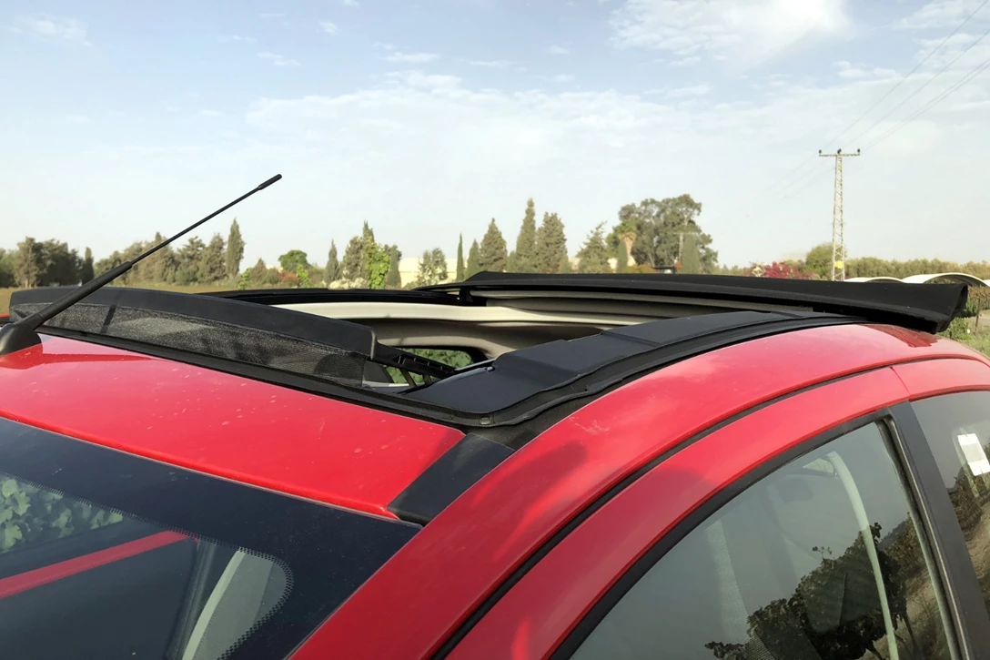 1606433-טויוטה אייגו מתיחת פנים גג נפתח (8).jpg