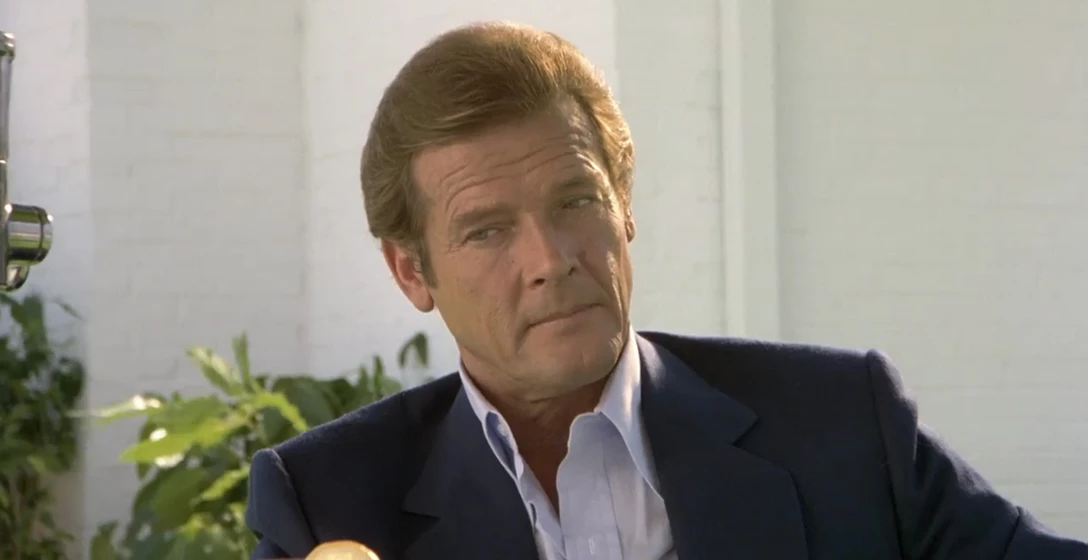 1606023-Cannonball-Run-Roger-Moore-Blazer-2.jpg