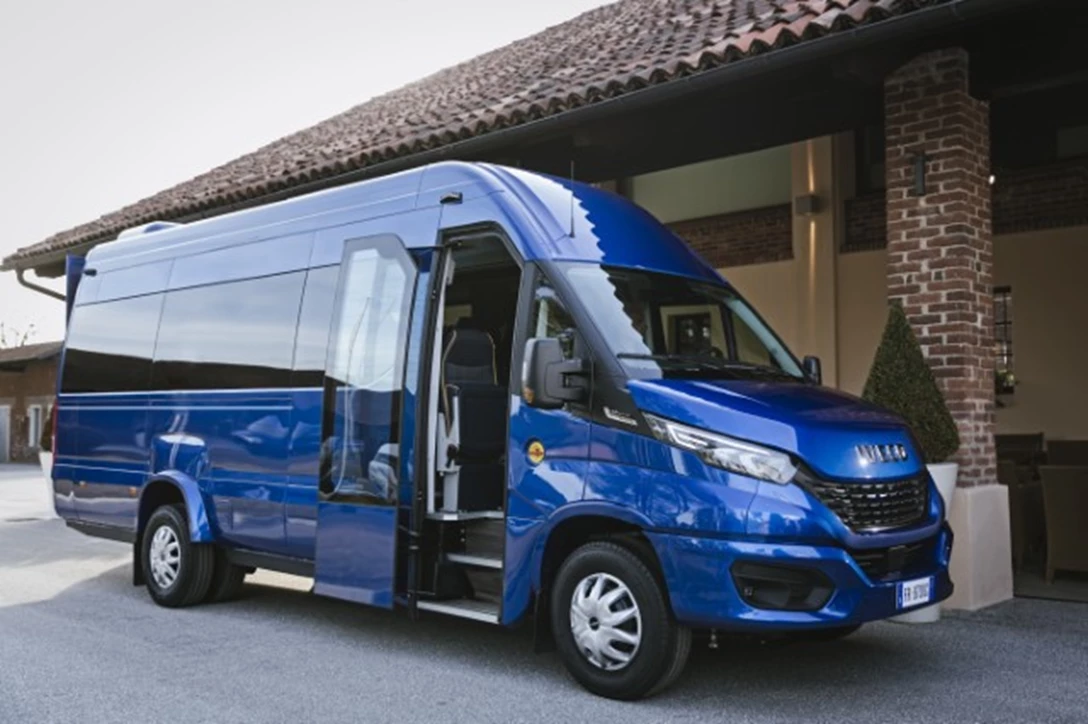 1614710-12-iveco_newdaily_minibus_jpg.jpg