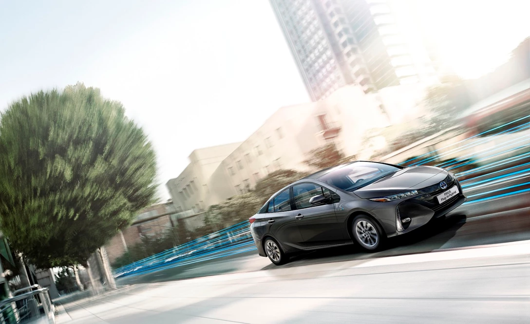 1626134-PRIUS PLUG IN 2019 GRAY MOVE.jpg