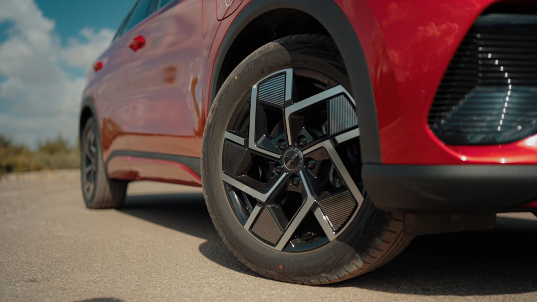 1672442-BYD ATTO 3.00_39_18_17.Still029 copy.jpg