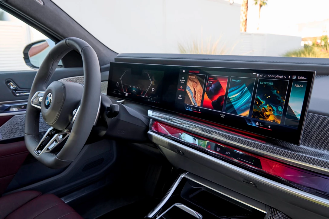 1670800-BMW 760i xDrive Mineral White Interior_003.JPG