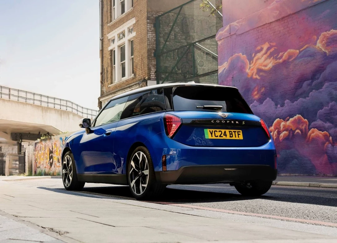 1696818-Mini-Cooper-Electric-2024-03.jpg