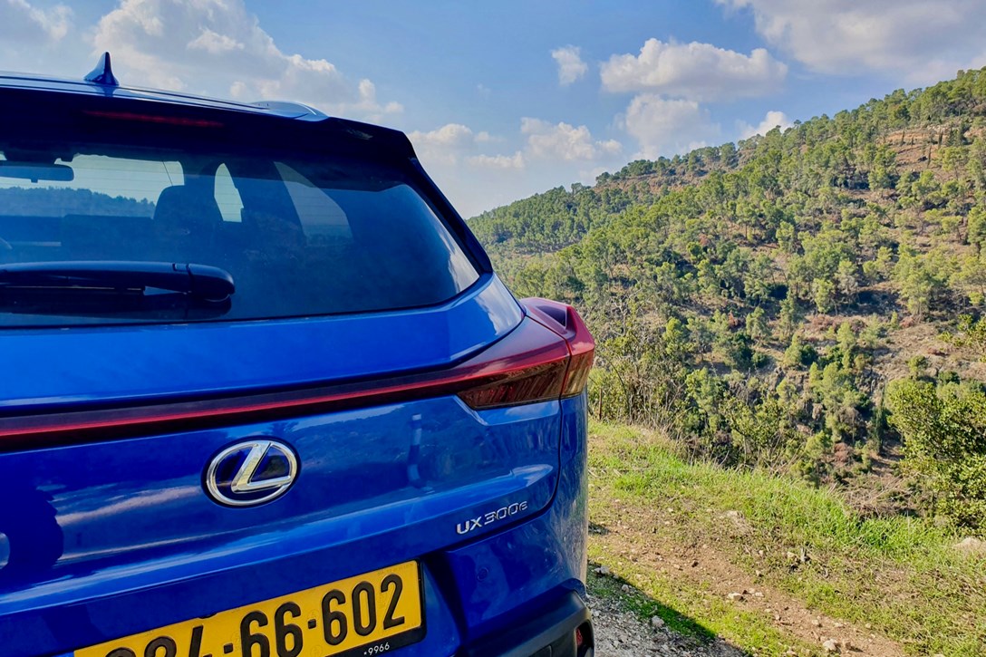1637111-לקסוס UX 300e - 4.jpeg