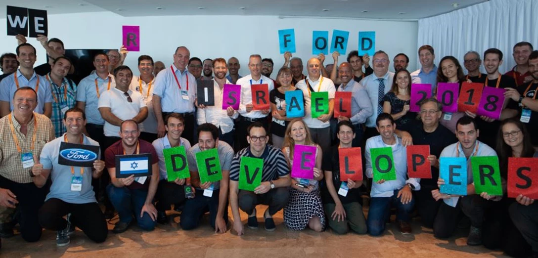 1602783-תמונת משתתפים עם שילוט.JPG