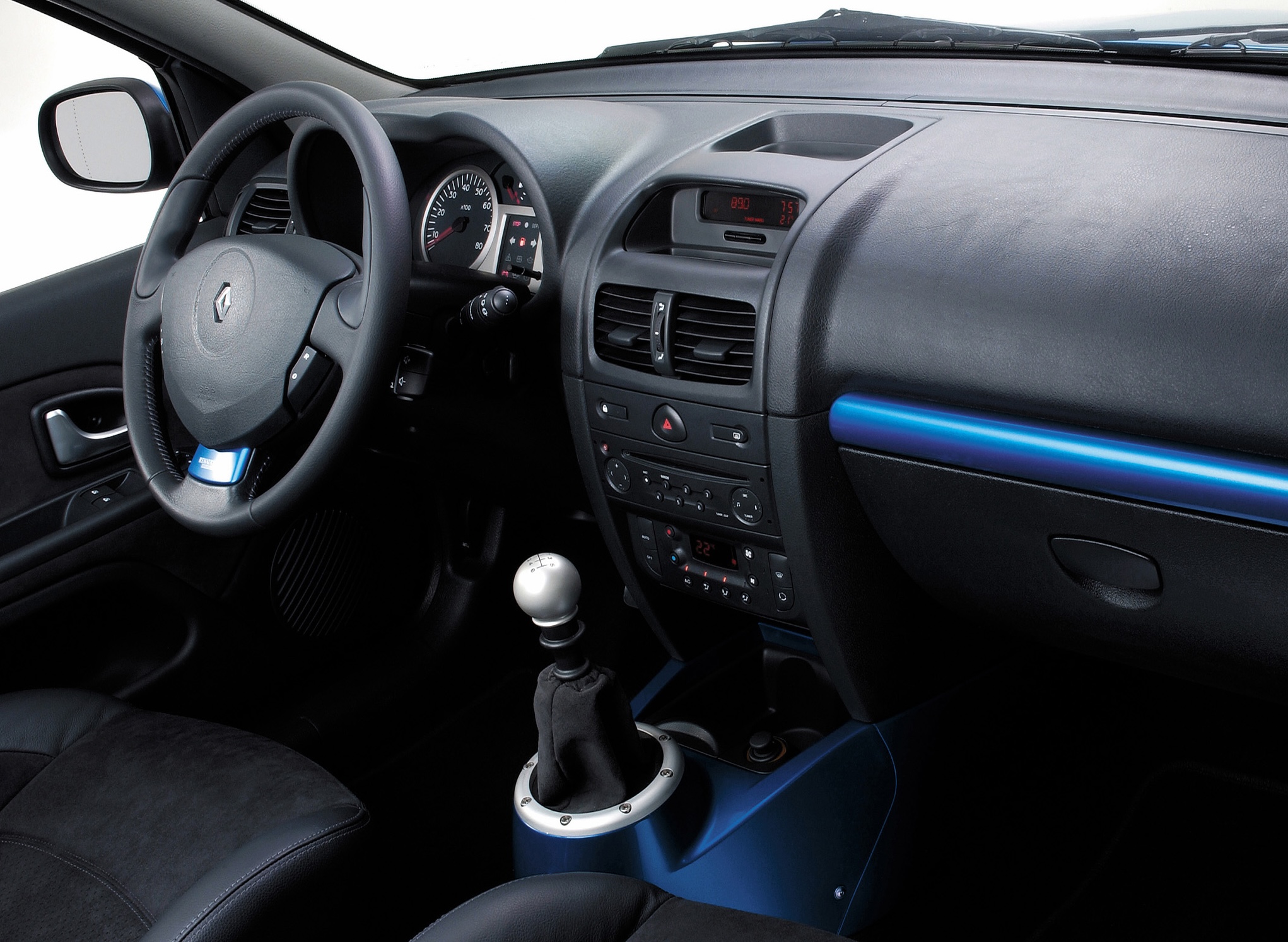 13003_renault_clio_V6.jpg