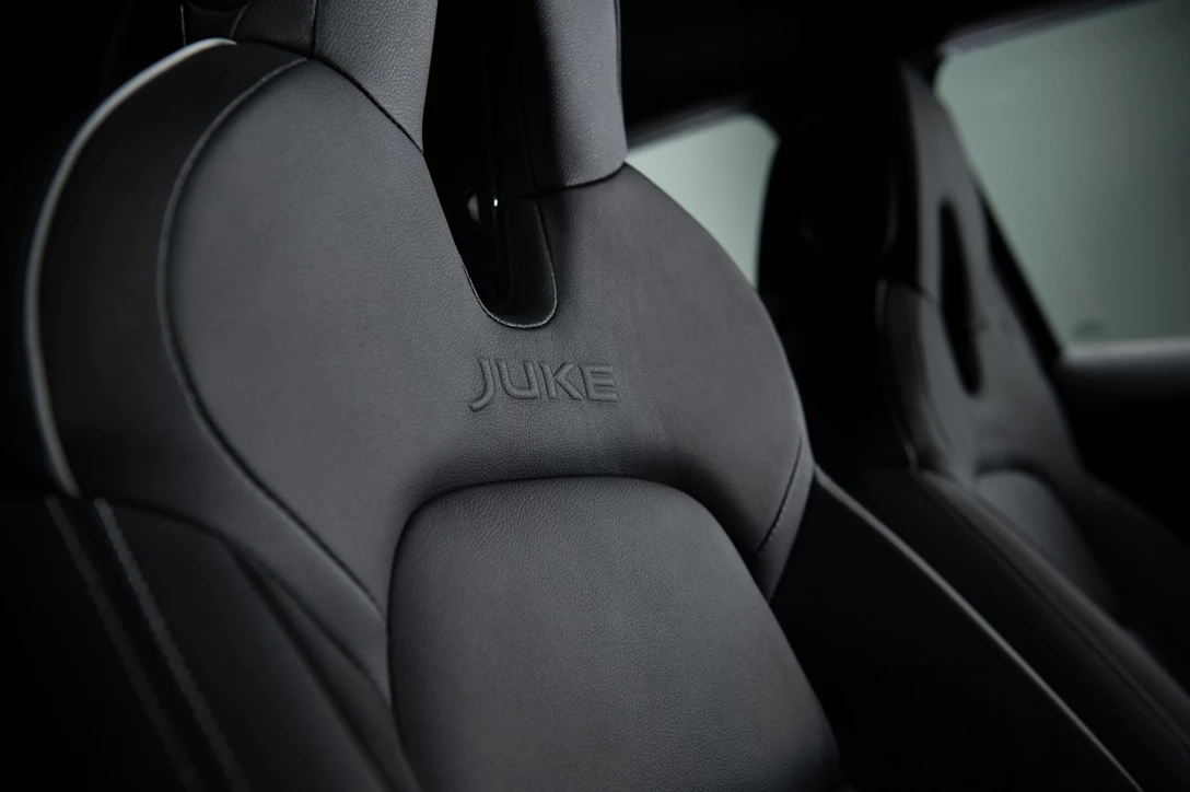 1621764-Sep. 3 - 6pm CET - New Nissan JUKE Unveil  Red Static Studio - 7.jpg