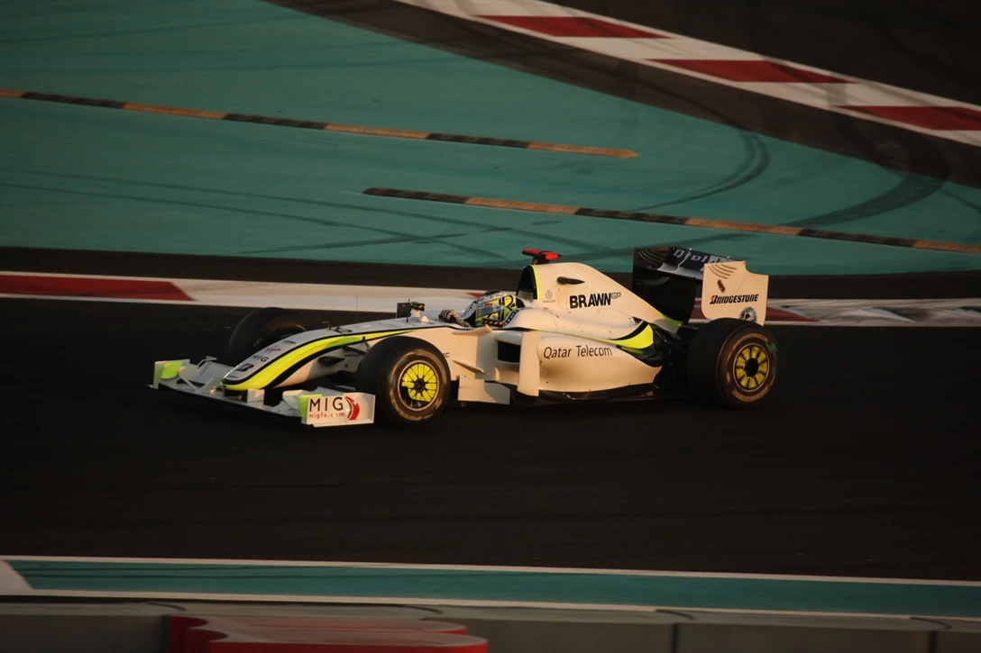 1648647-Jenson_Button_(Brawn_BGP_001)_on_Sunday_at_2009_Abu_Dhabi_Grand_Prix.jpg
