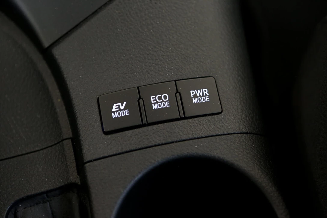 1628909-08-טויוטה אוריס מתיחת פנים אילן קליין (10).jpg