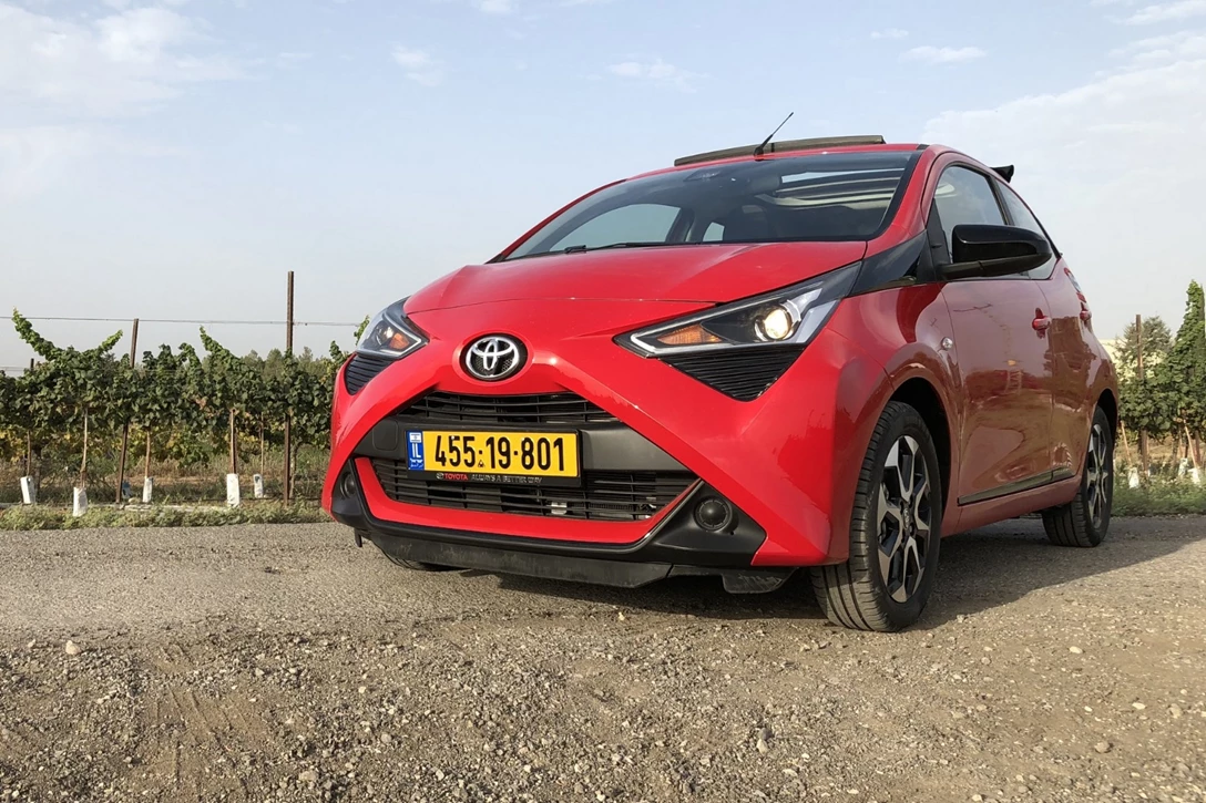 1606430-טויוטה אייגו מתיחת פנים גג נפתח (5).jpg