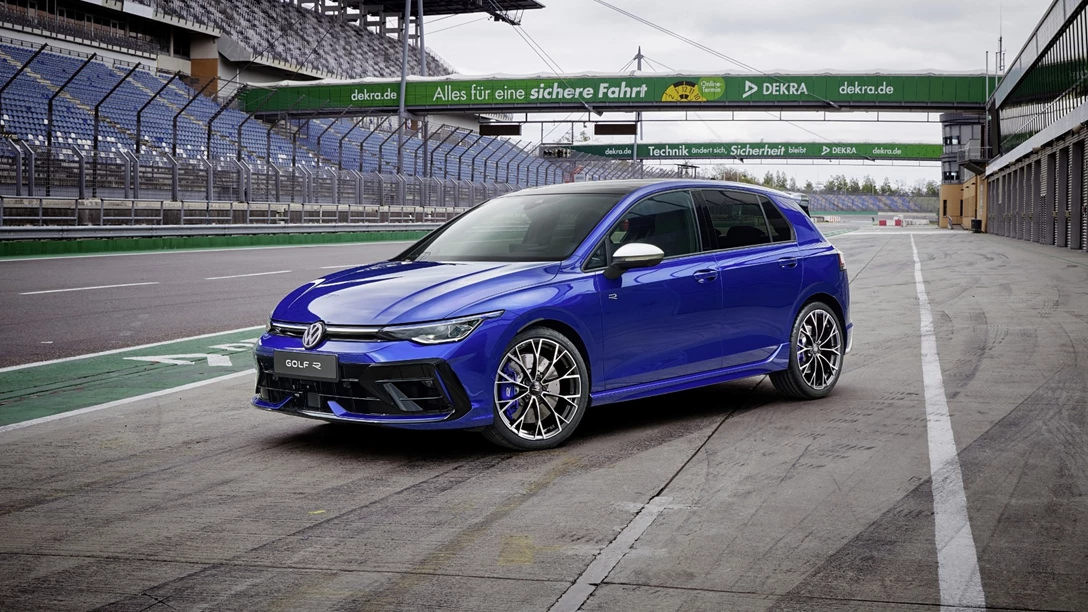 1698281-Medium-37419-ThenewVolkswagenGolfR-LapizBlue2024-min.jpg