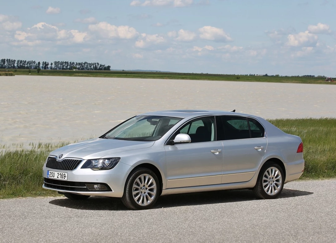 1647615-Skoda-Superb-2013-01.jpg