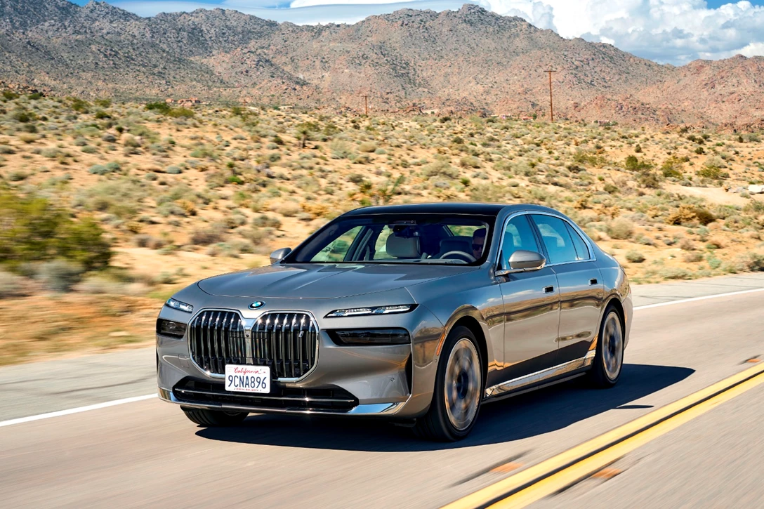 1670729-BMW i7 xDrive Oxid Grey_002.JPG