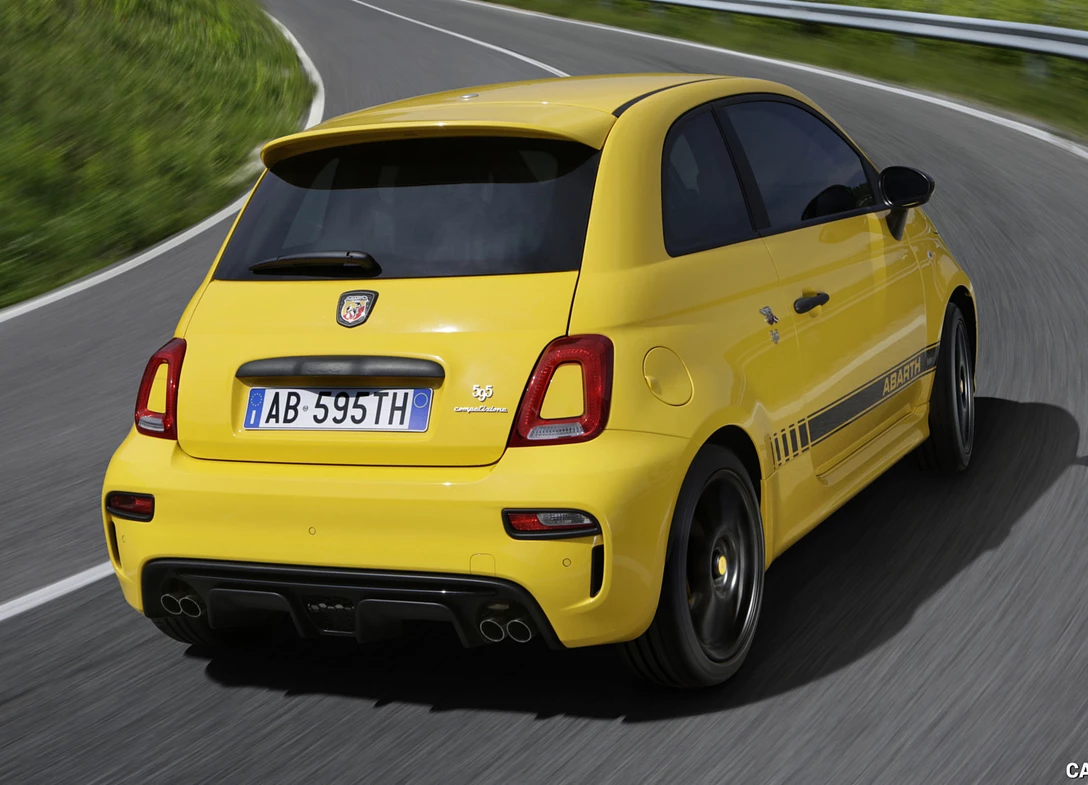 1691638-Abarth-595-2024-02.jpg
