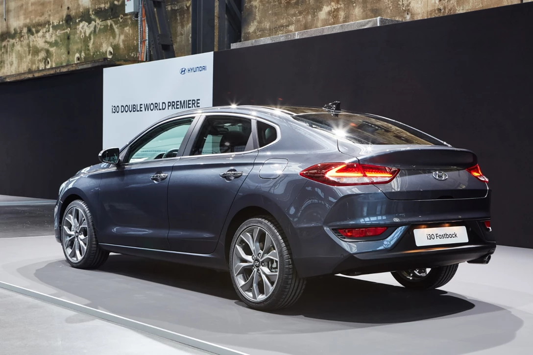 1608700-Hyundai i30 Fastback (4).jpg