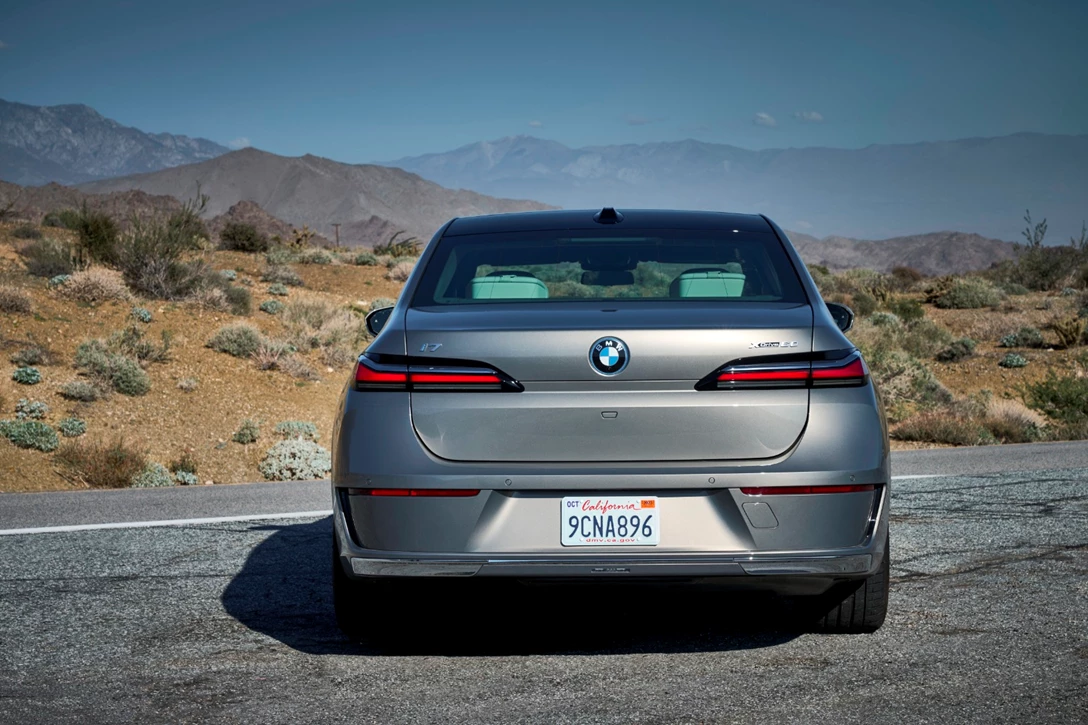 1670764-BMW i7 xDrive Oxid Grey_059.JPG