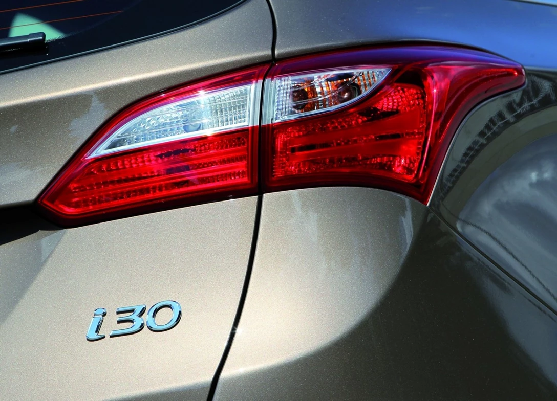 1690683-Hyundai-i30_Wagon-2012-11.jpg