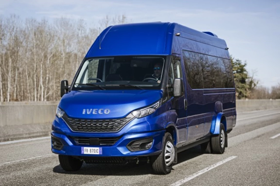 1614711-13-iveco_newdaily_minibus_jpg.jpg