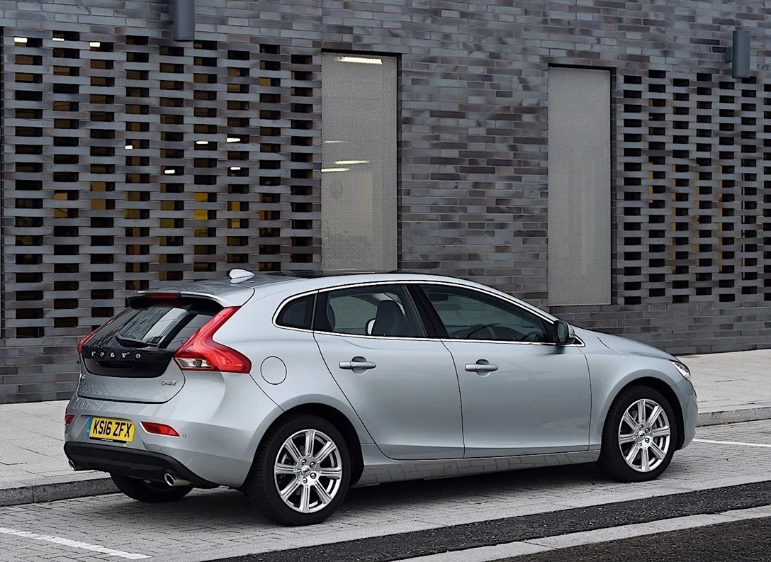 1663738-Volvo-V40-2019-02.jpg