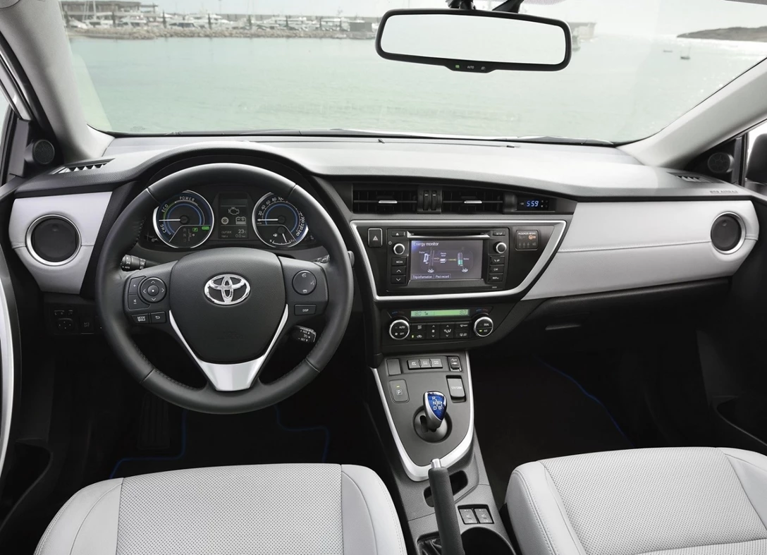 1647851-Toyota-Auris-2014-08.jpg