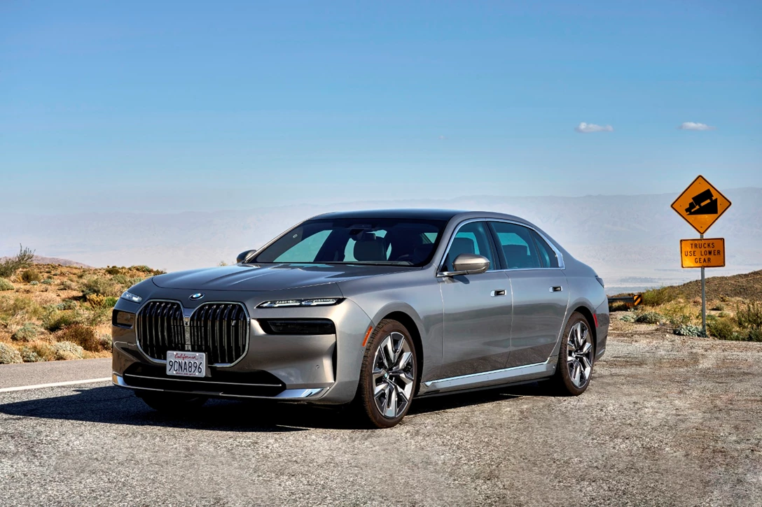 1670765-BMW i7 xDrive Oxid Grey_057.JPG