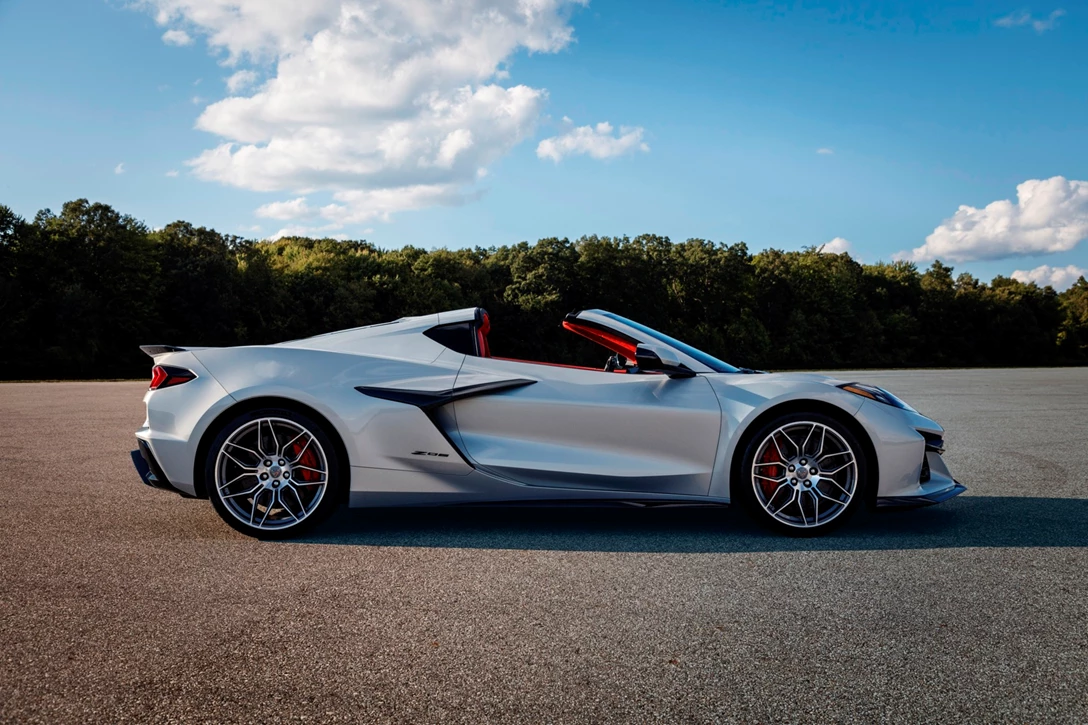 1652000-2023-Chevrolet-Corvette-Z06-016.jpg