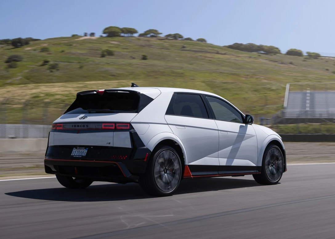 1701463-Hyundai-Ioniq_5N-2024-14-FL.jpg