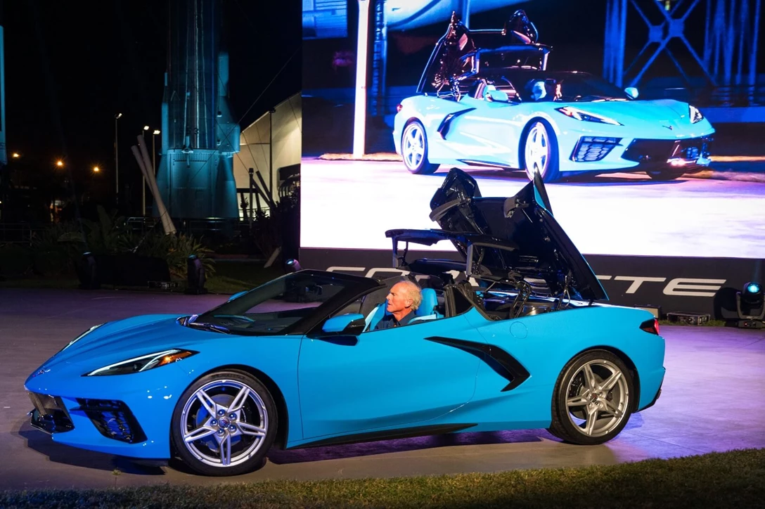 1623495-CorvetteConvertibleReveal01.jpg