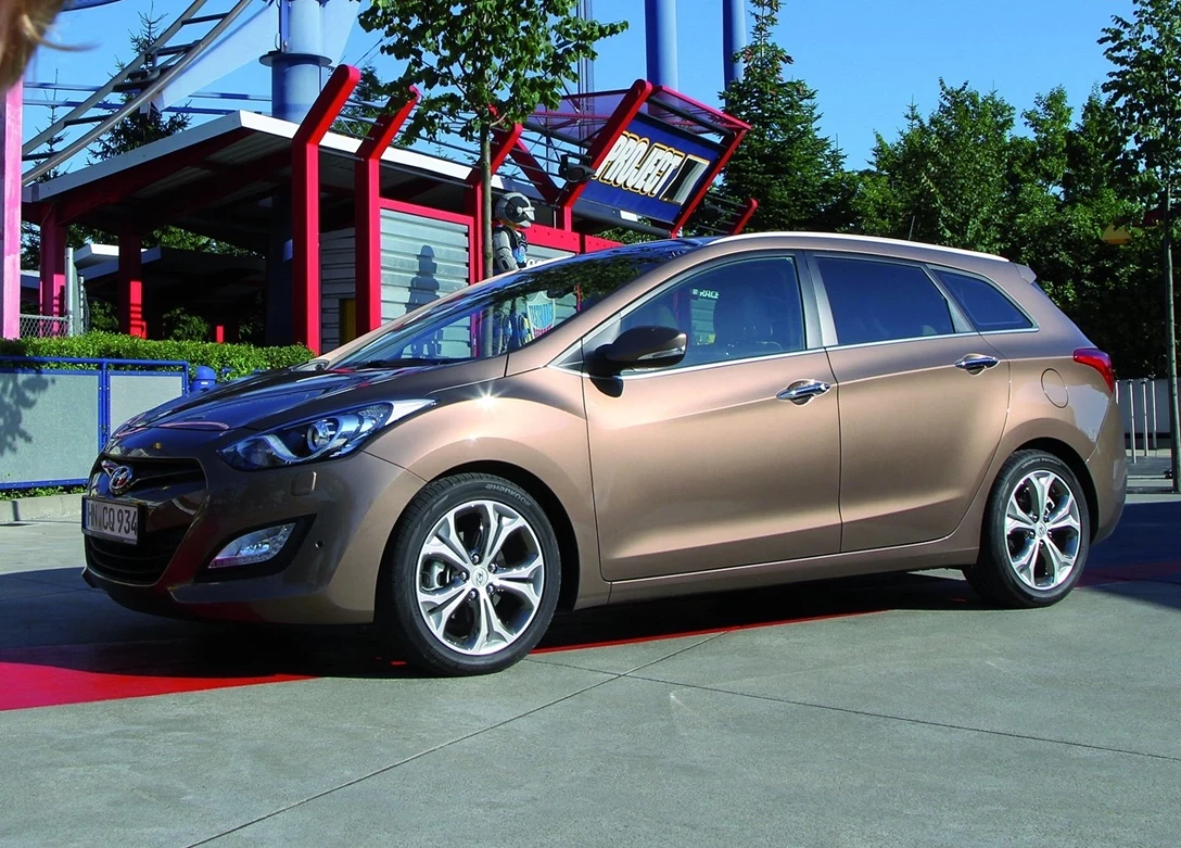 1647912-Hyundai-i30_Wagon-2017-01.jpg