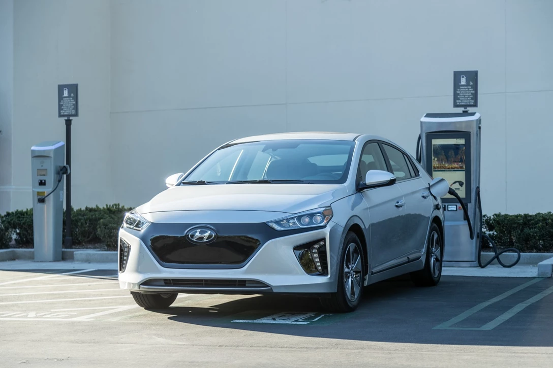 1609202-46641_2017_Ioniq_Electric_Vehicle_EV.jpg