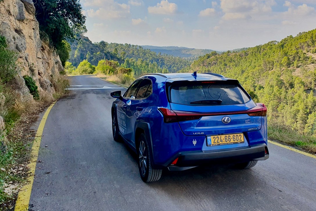 1637110-לקסוס UX 300e - 5.jpeg