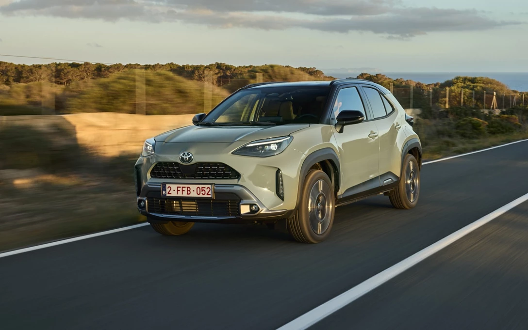 1697706-2024-yaris-cross-urban-khaki-dpl-dynamic35-min.jpg