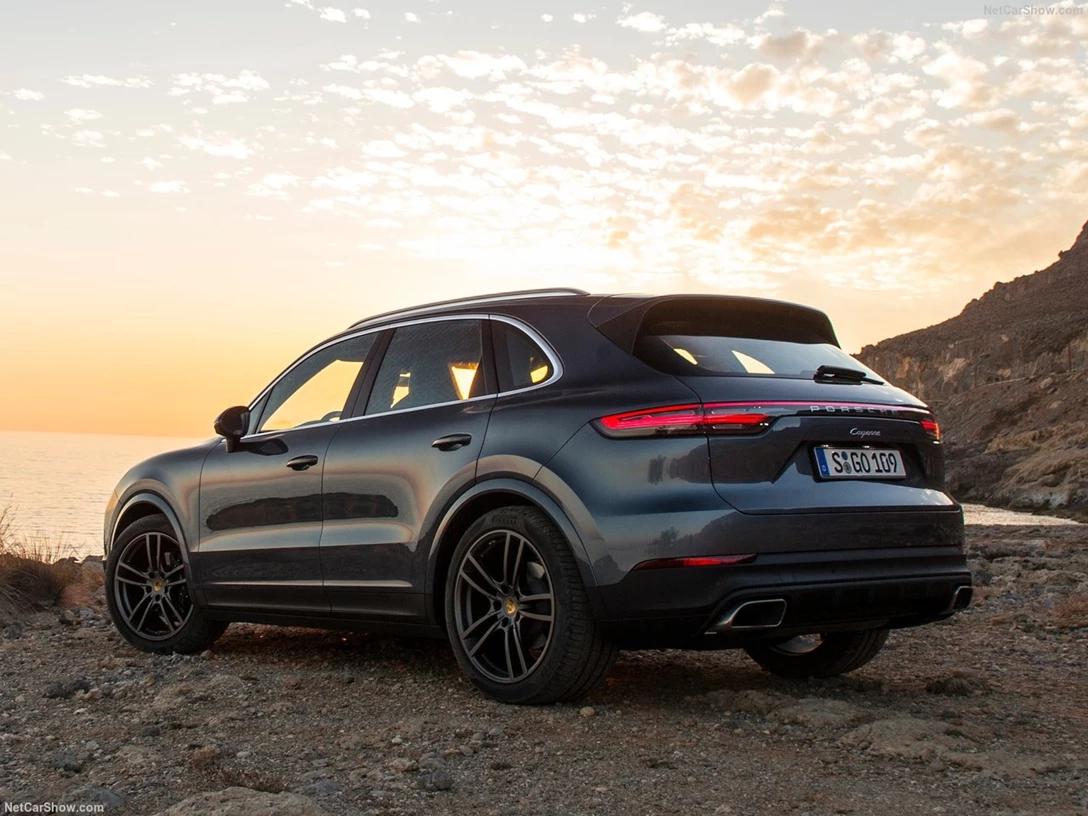1588124-Porsche-Cayenne 5.jpg