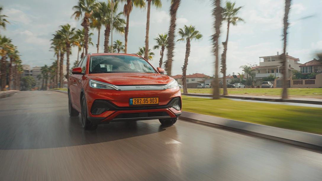 1673474-BYD ATTO 3 vs Geely Geometry C.00_26_47_07.Still024 copy.jpg