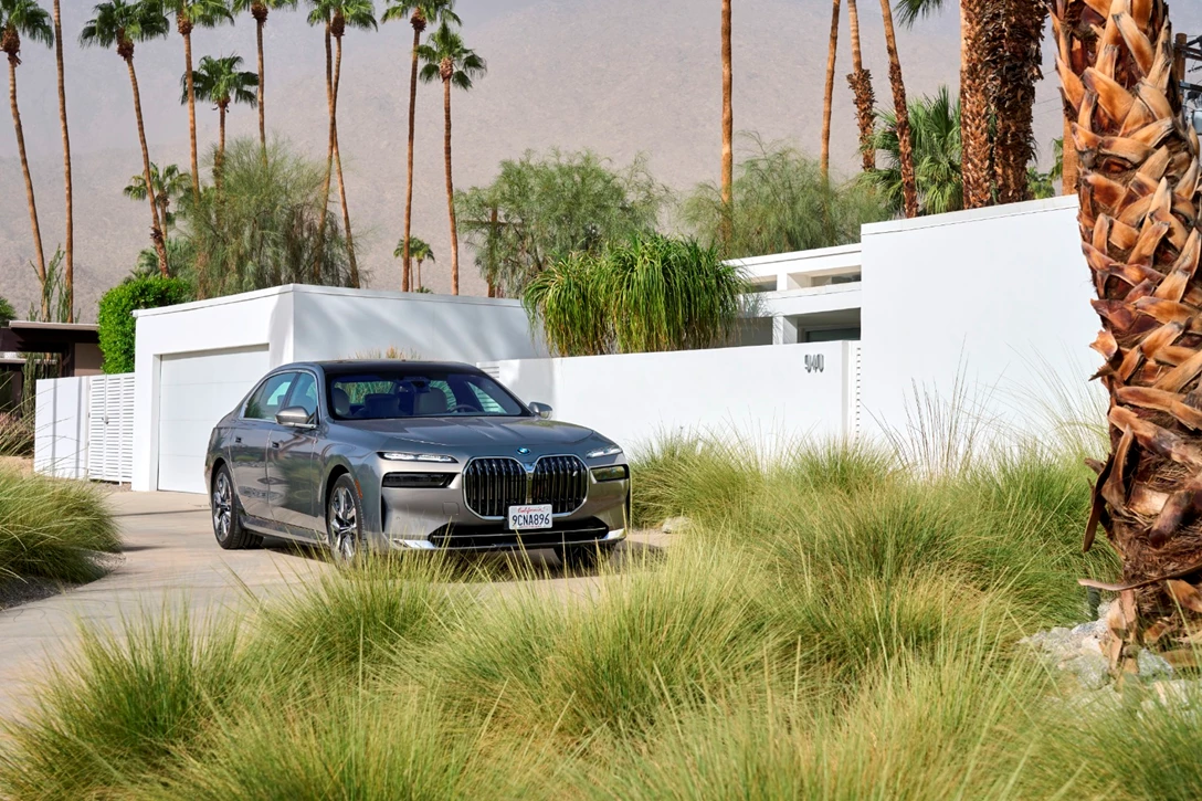 1670746-BMW i7 xDrive Oxid Grey_027.JPG