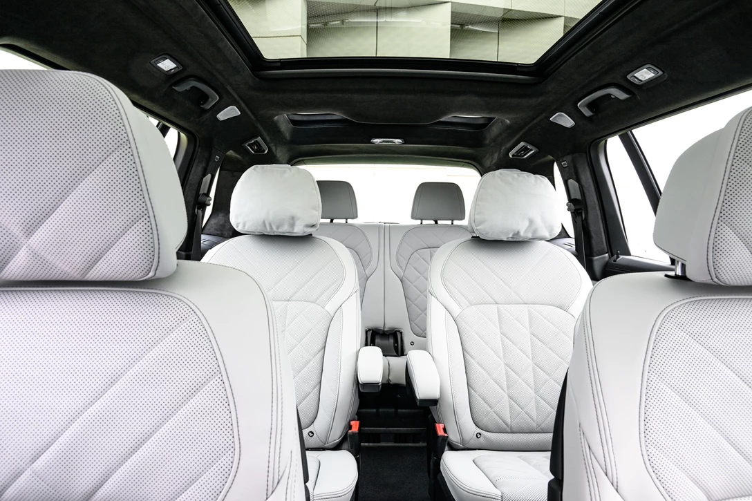 1670020-BMW X7 M60i Frozen Pure Grey074.jpg