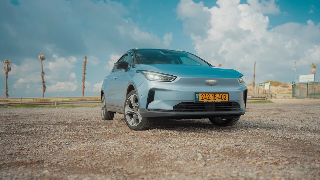 1673491-BYD ATTO 3 vs Geely Geometry C.00_48_47_17.Still050 copy.jpg