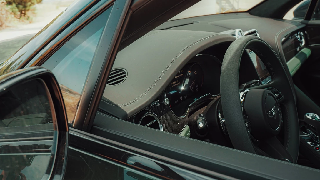 1661426-Bentley Bentayga S 2022.00_31_09_06.Still055 copy.jpg