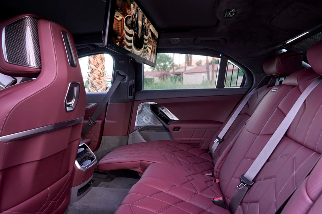 1670804-BMW 760i xDrive Mineral White Interior_013.JPG