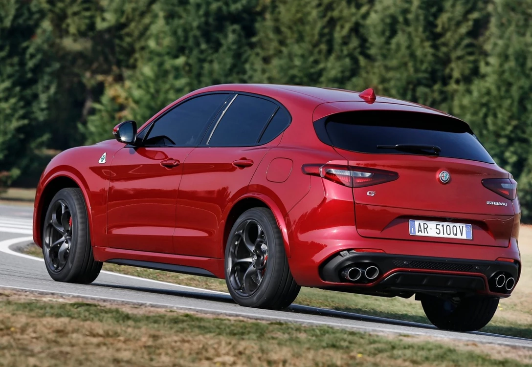 1592928-05-אלפא רומיאו סטלביו תלתן ירוק (9).jpg