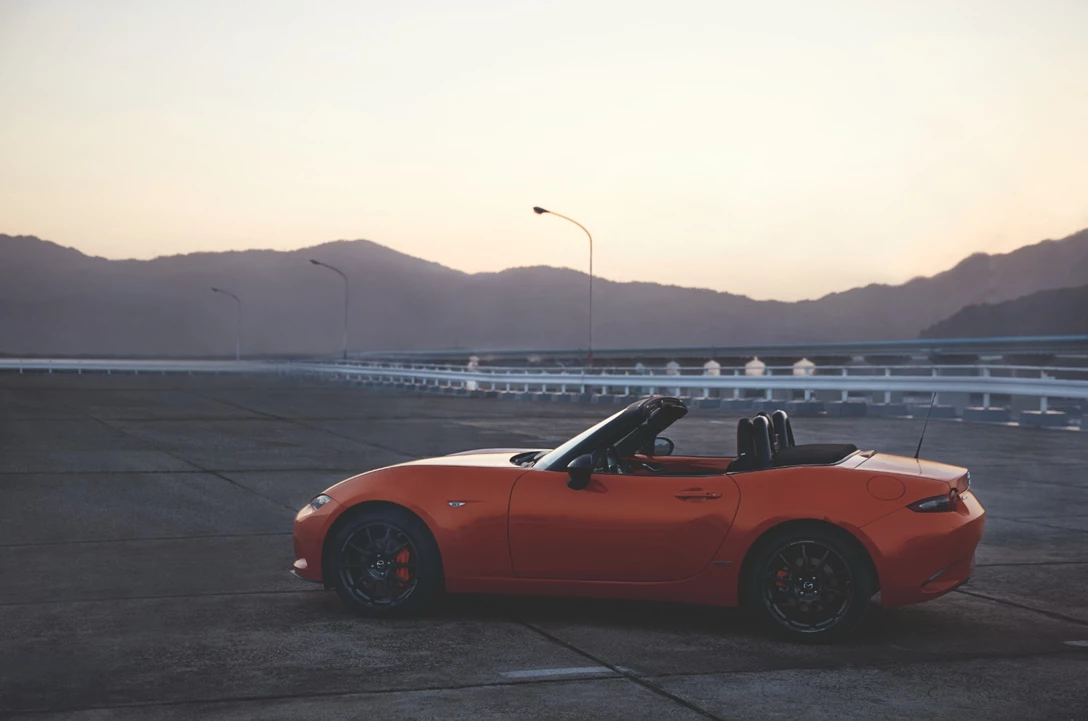 1611462-MAZ1901_2019_MX-5_ROADSTER_SOFTTOP_19CY_30th_SV_US_LHD_C01_EXT_SIDE_39L_LHD_hires.jpg