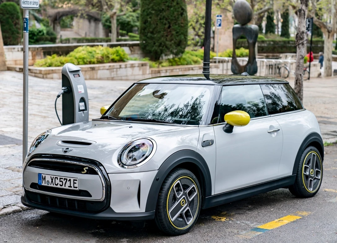1695307-Mini-Cooper_Electric-2024-22.jpg
