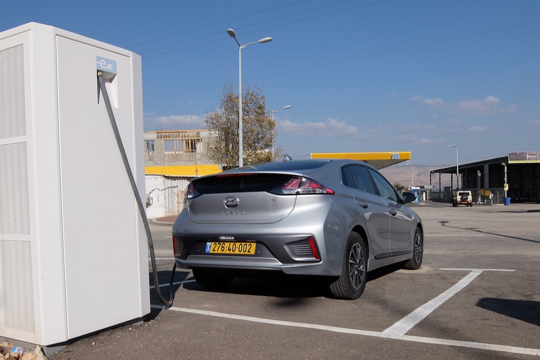 1635693-יונדאי איוניק חשמלית מתיחת פנים מבחן דרכים - 14.jpeg