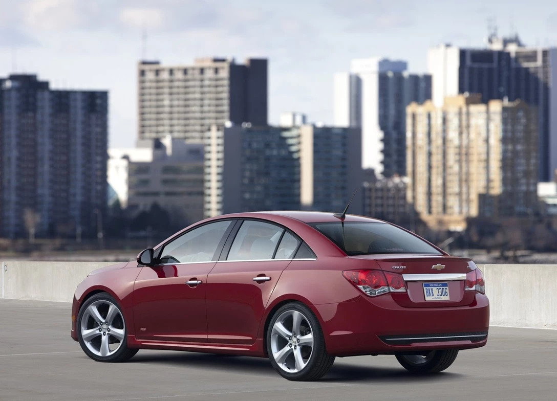 1689302-Chevrolet-Cruze-2012-03.jpg