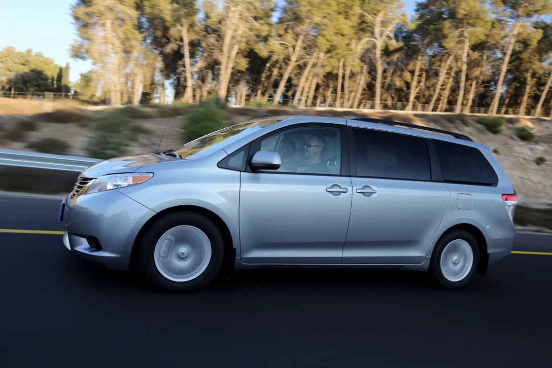 טויוטה סיינה 2014 (צילום: רונן טופלברג)