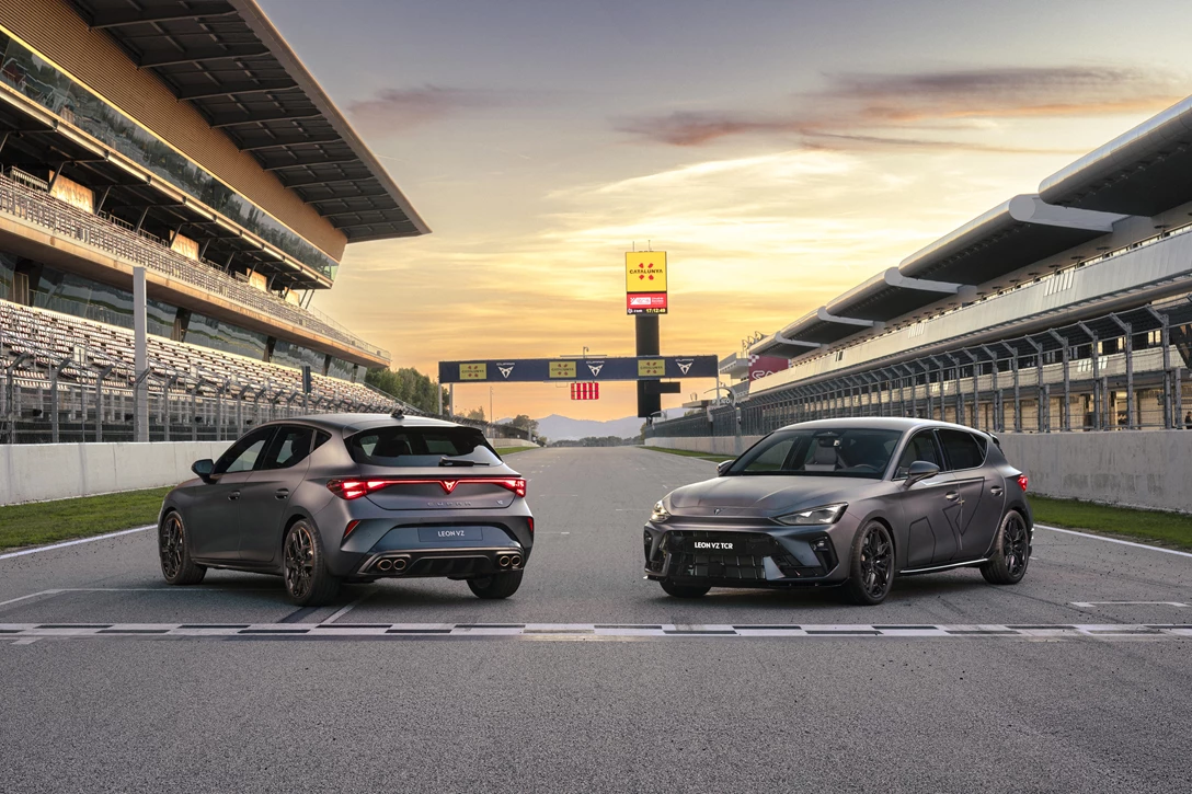 01_From-the-racetrack-to-the-road-The-new-CUPRA-Leon-VZ-TCR-and-CUPRA-Leon-VZ-bring-racing-spirit-to-the-street_HQ-min.jpg