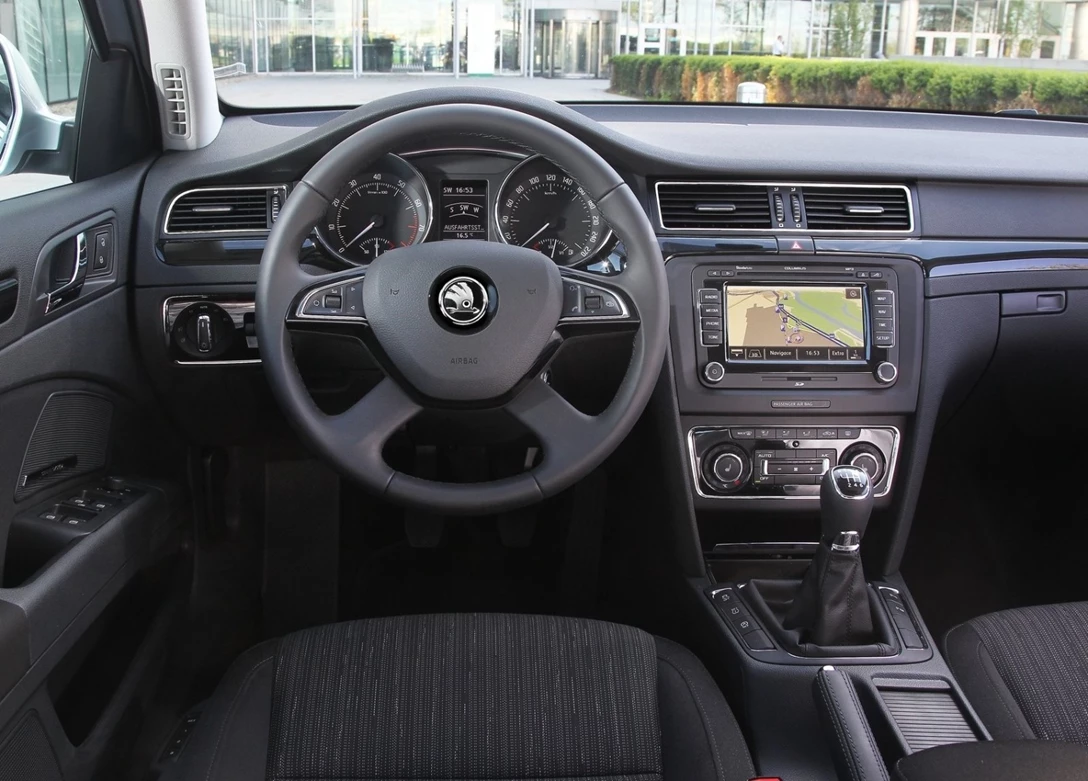 1636545-Skoda-Superb-2015-05.jpg