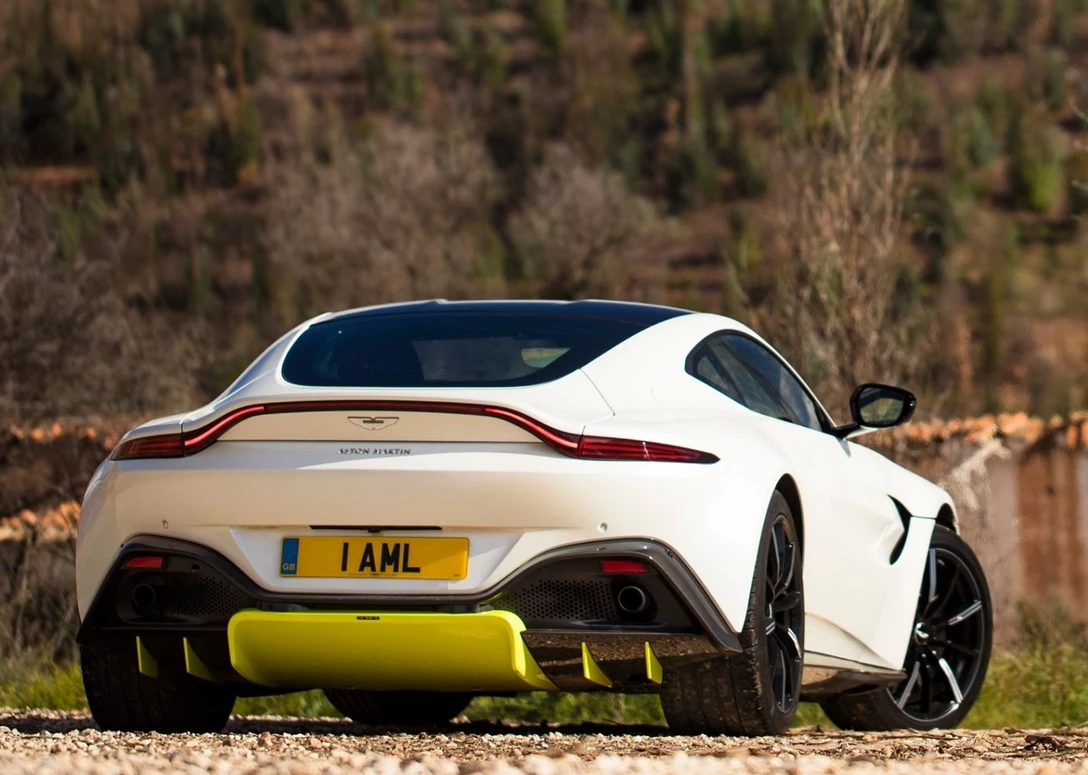 1599876-Aston_Martin-Vantage 1.jpg