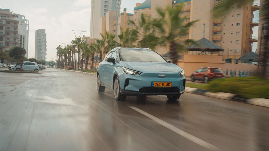 1673471-BYD ATTO 3 vs Geely Geometry C.00_19_55_02.Still021 copy.jpg