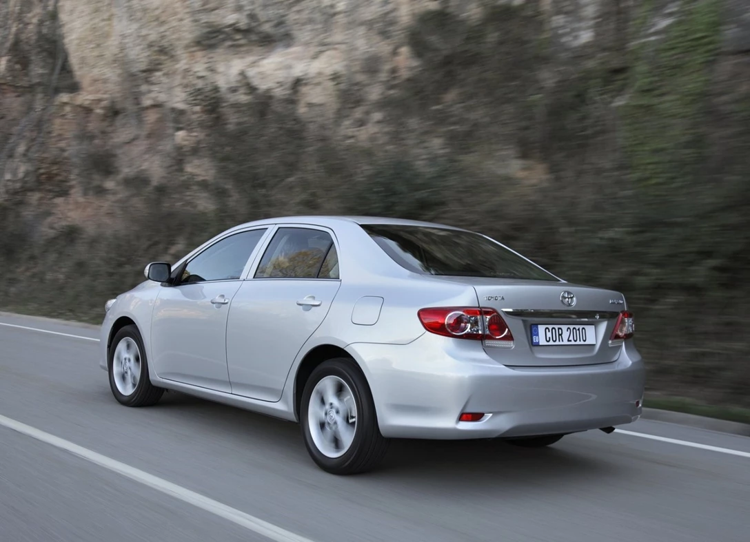 1652730-Toyota-Corolla-2011-02.jpg